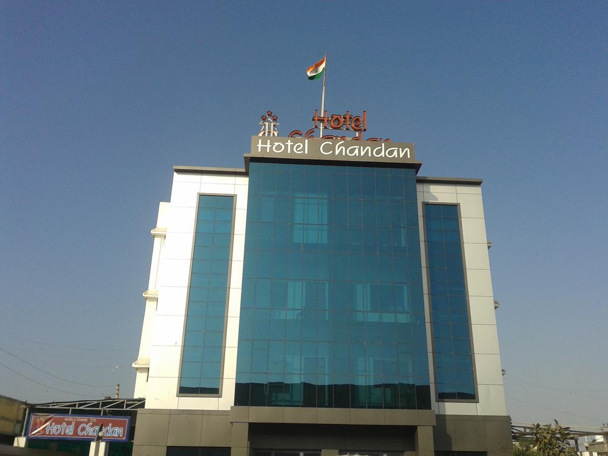 Hotel Chandan Gāndhīdhām Exteriör bild