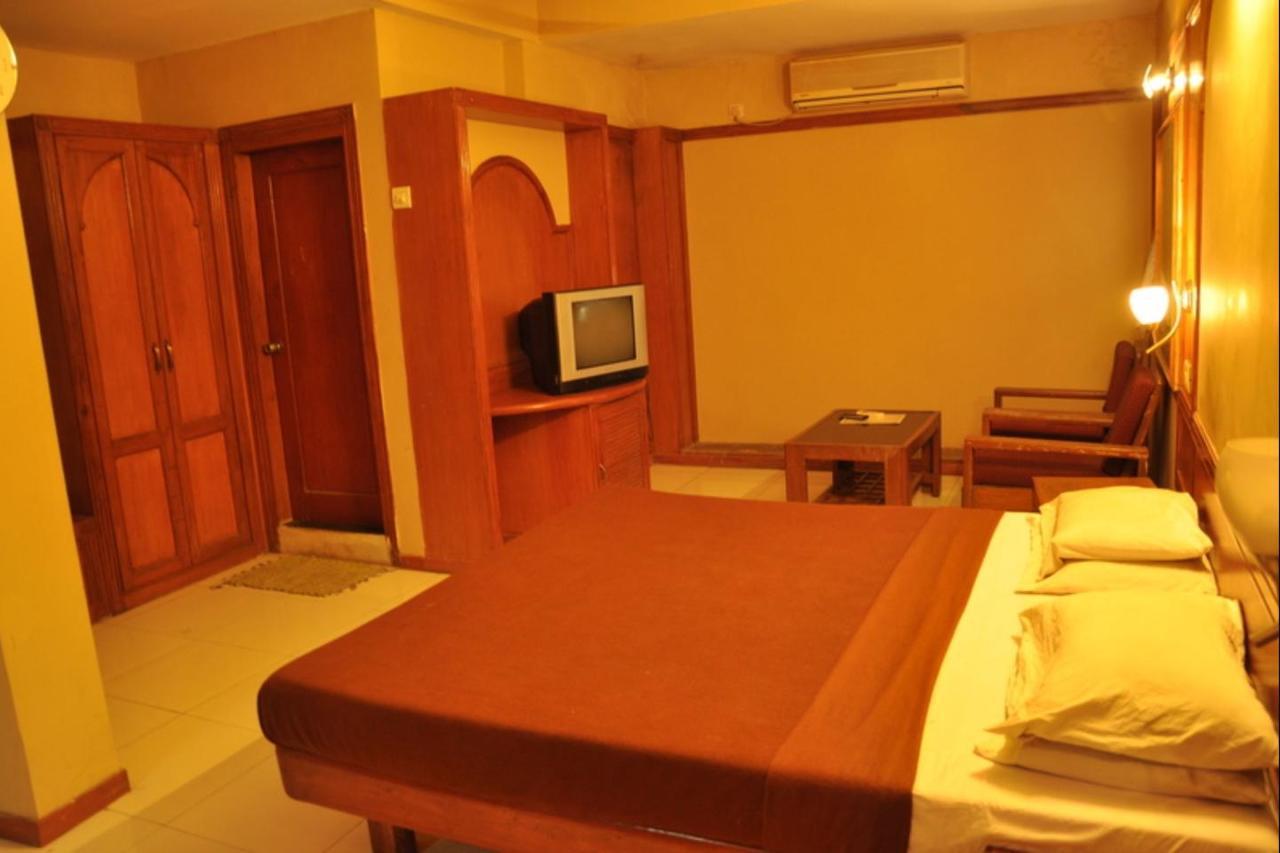 Hotel Chandan Gāndhīdhām Exteriör bild