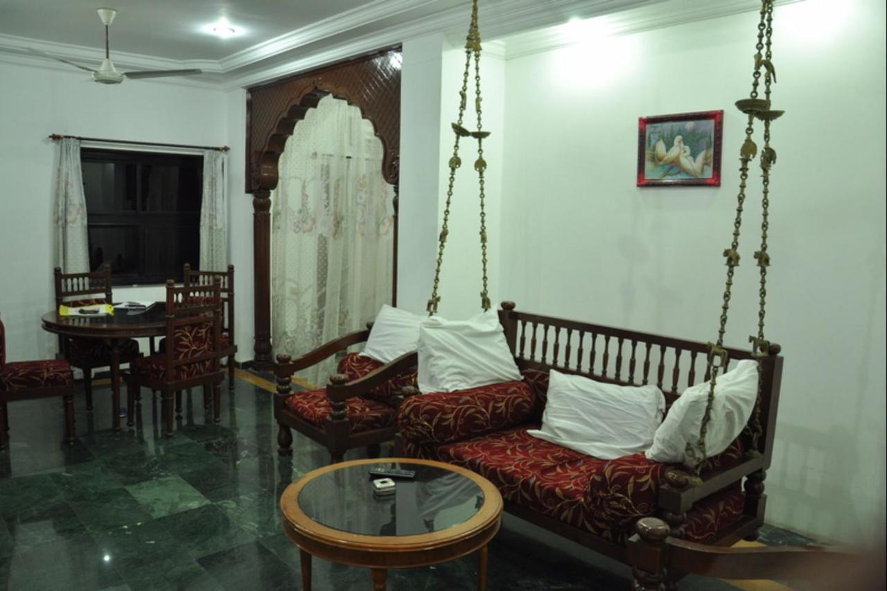 Hotel Chandan Gāndhīdhām Exteriör bild