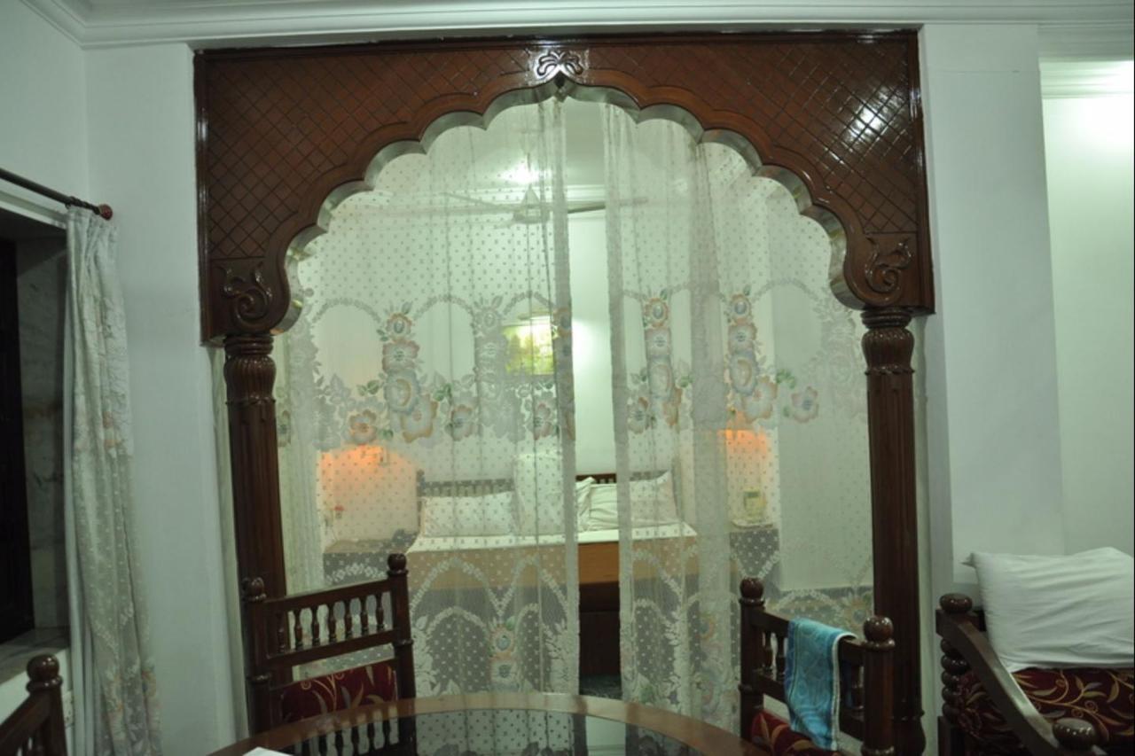 Hotel Chandan Gāndhīdhām Exteriör bild
